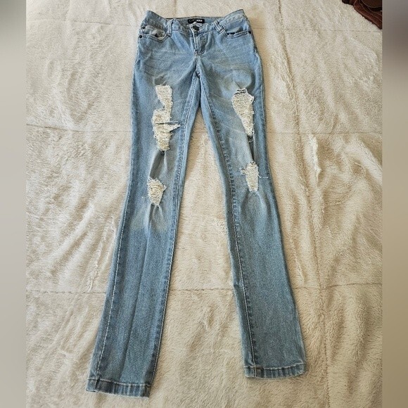 Juniors: Fashion Nova Distressed Jeans. Size 1 - Picture 1 of 5